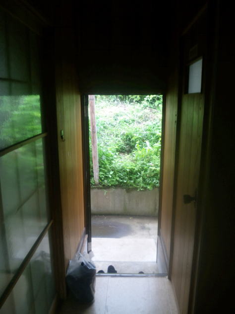 父のアパートの玄関ドア